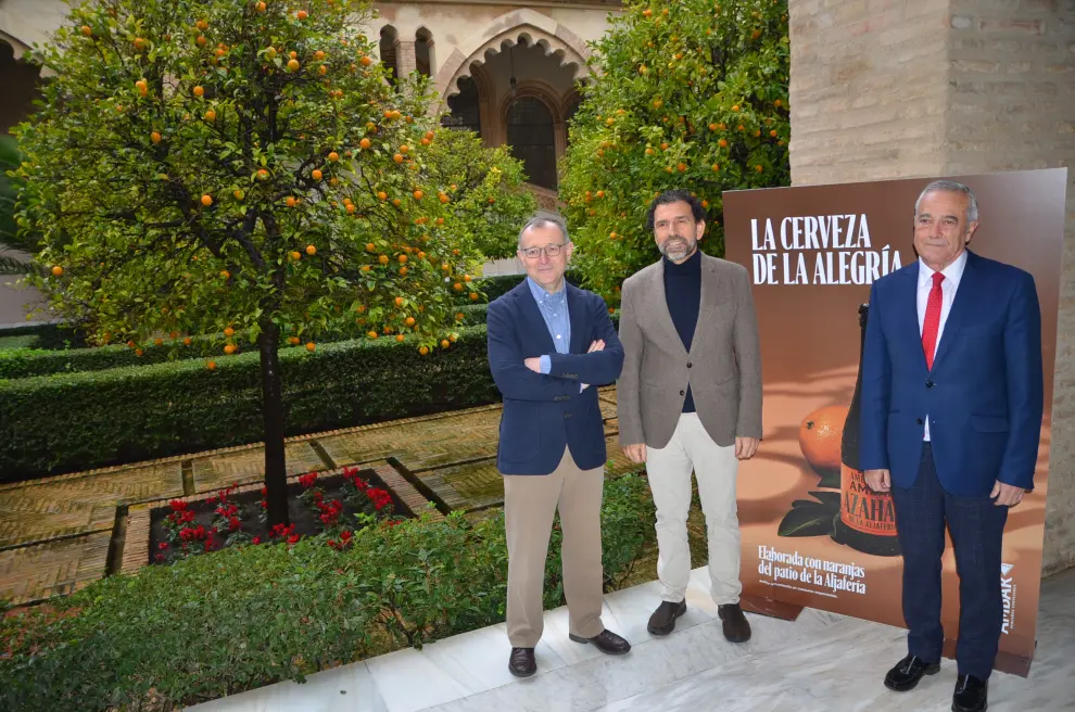Antonio Fumanal, Enrique Torguet y Javier Sada, en el patio de Santa Isabel.
