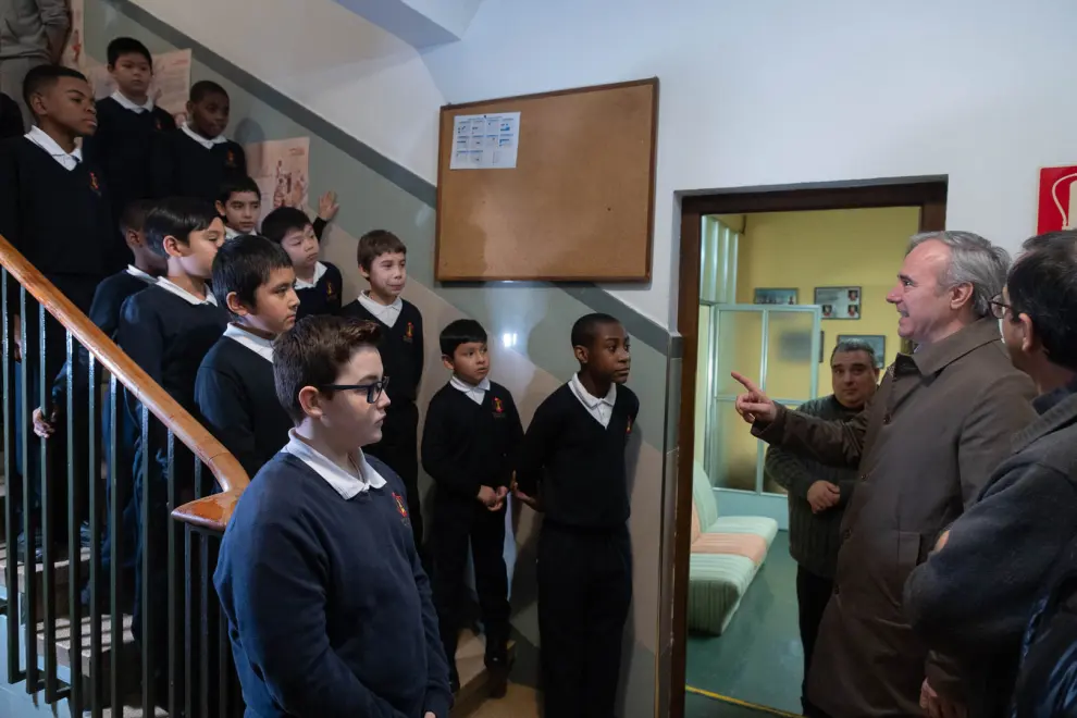 Jorge Azcón visita el colegio Infanticos en Zaragoza.