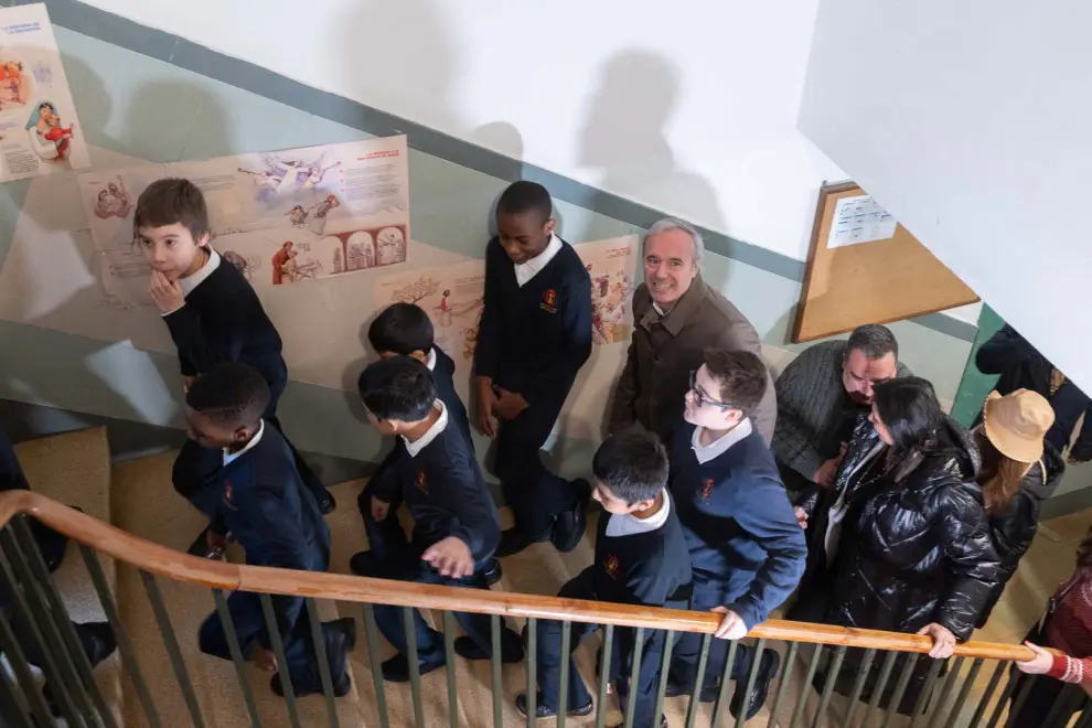 Jorge Azcón visita el colegio Infanticos en Zaragoza.