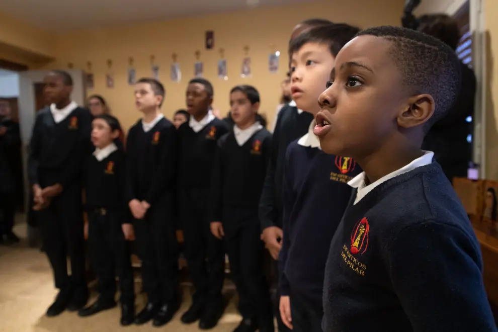 Jorge Azcón visita el colegio Infanticos en Zaragoza.