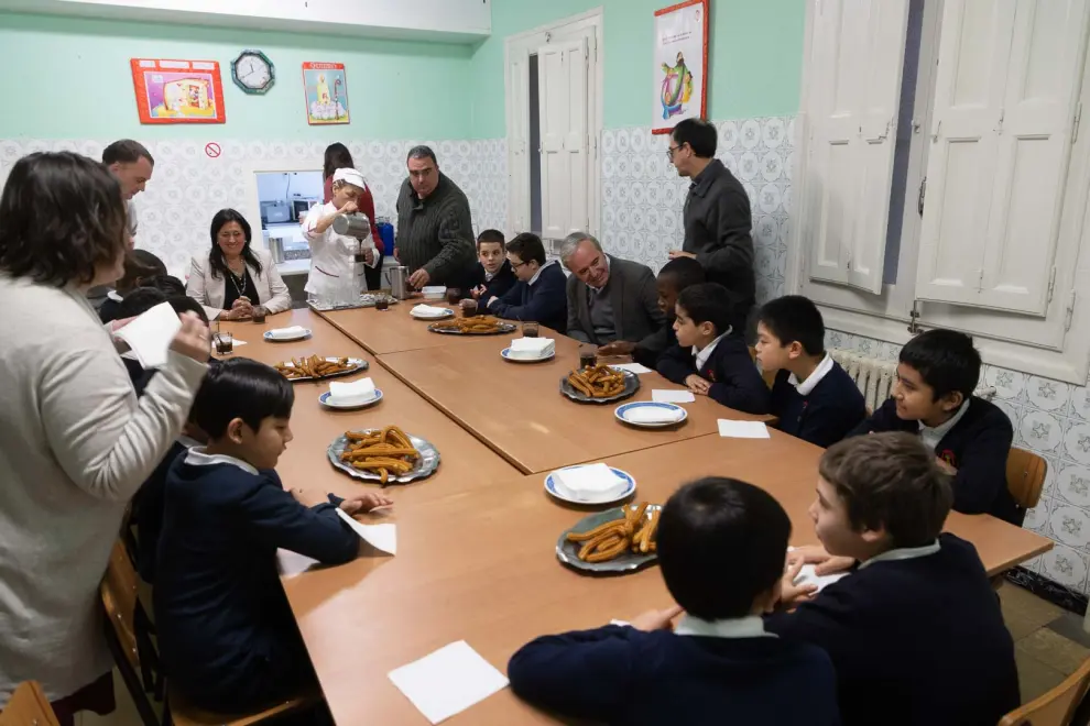 Jorge Azcón visita el colegio Infanticos en Zaragoza.