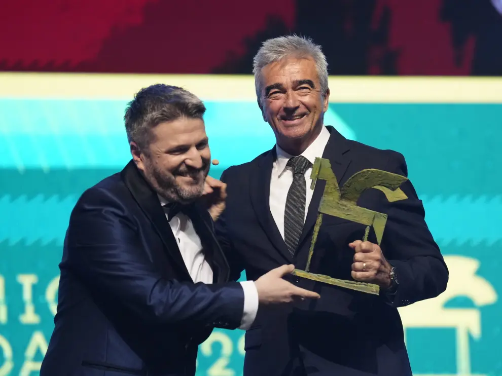 El periodista Carles Francino (d) acompañado por su compañero Aimar Bretos tras recibir el "Premio Ondas Nacional de Radio"