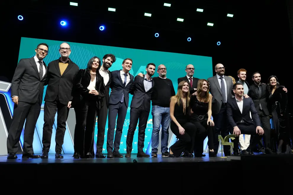 Los integrantes del equipo del programa "El Mon a Rac1" tras recibir el "Premio Ondas Nacional de Radio" durante la gala de entrega de los Premios Ondas 2022