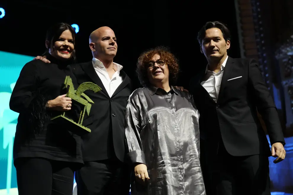 Representantes de la serie "La que se avecina" (Mediaset), recogen el Premio Ondas a la mejor serie de comedia, este miércoles en Barcelona durante la gala de los Premios Ondas 2022