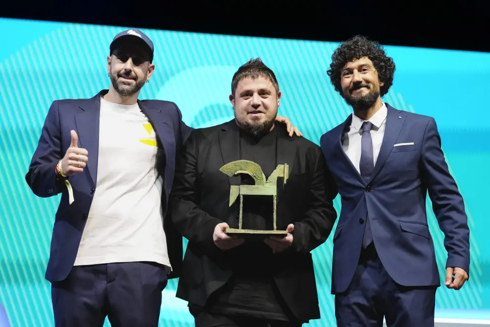 Representantes de "Mono Madrid" posan con el Premio Ondas a la mejor agencia de publicidad en radio