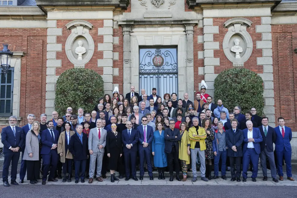 Fotografía de familia de los ganadores e invitados al acto en el Palacete Albéniz por los Premios Ondas 2022.