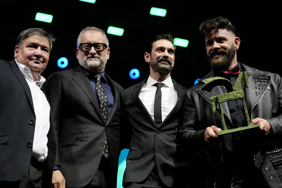 Los integrantes del programa de TV3 "Joc de cartes" tras recibir el Premio Ondas al "Mejor Programa" emitido por una cadena de ámbito no español