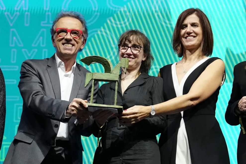 El equipo de "Saber y Ganar" (TVE), con su presentador Jordi Hurtado (i), recibe el Premio Ondas Nacional de Televisión al mejor programa de entretenimiento durante la gala de entrega de los Premios Ondas 2022