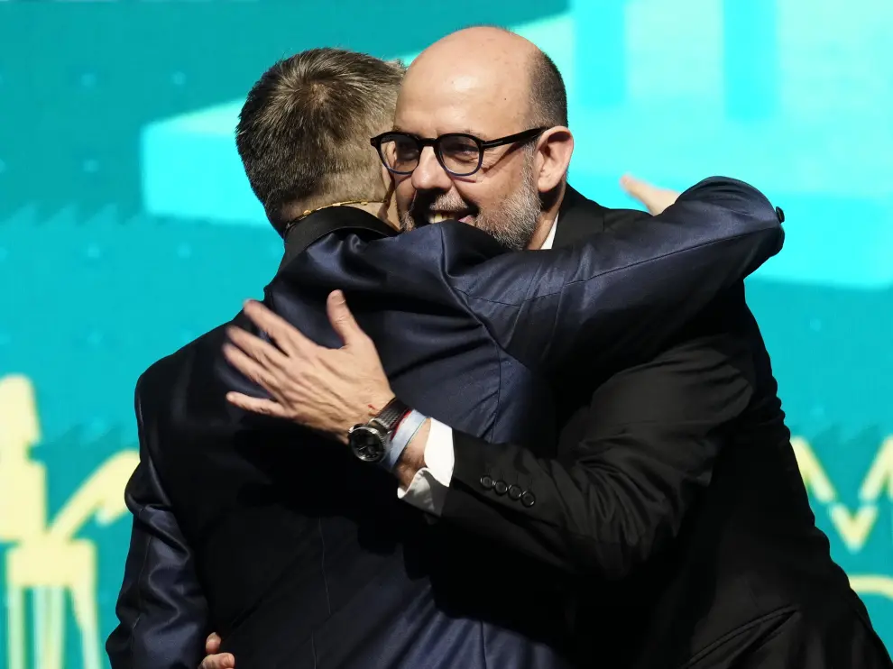 El director del programa "El Mon a Rac1", Jordi Basté (d) se abraza con el periodista Aimar Bretos tras recibir el "Premio Ondas Nacional de Radio"