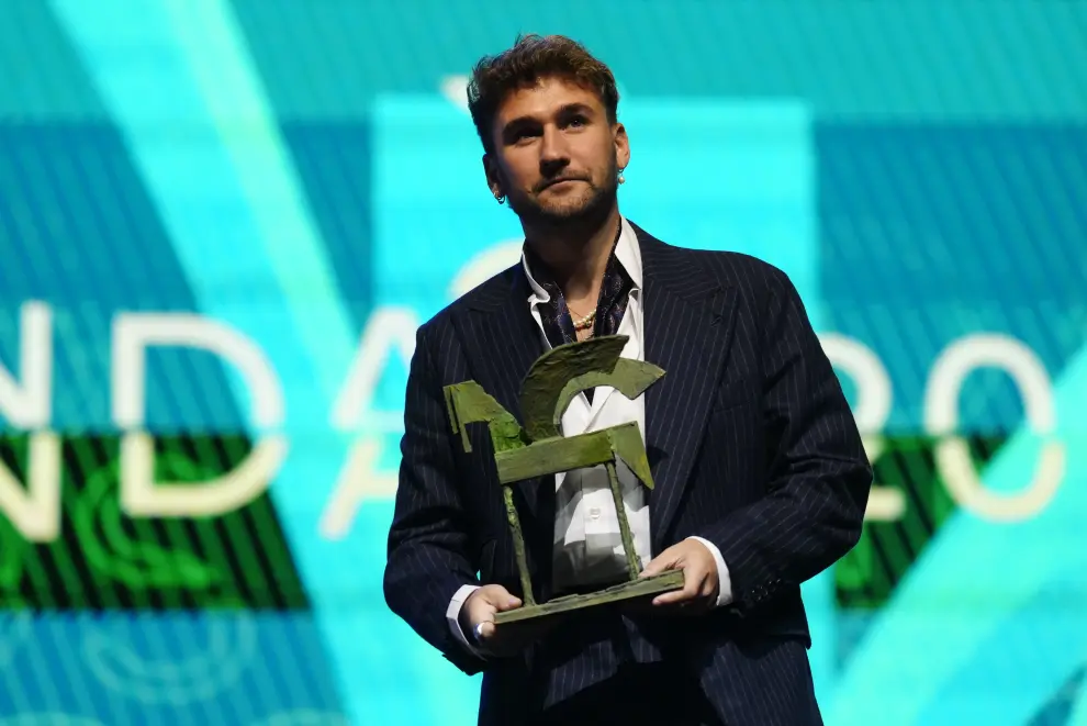 El cantante Dani Fernández agradece tras recibir un Premio Ondas, este miércoles en Barcelona