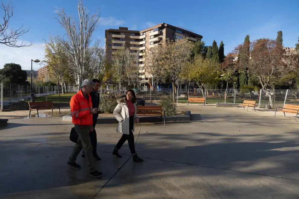 Natalia Chueca visita las obras de mejora del Parque Miraflores de Zaragoza.