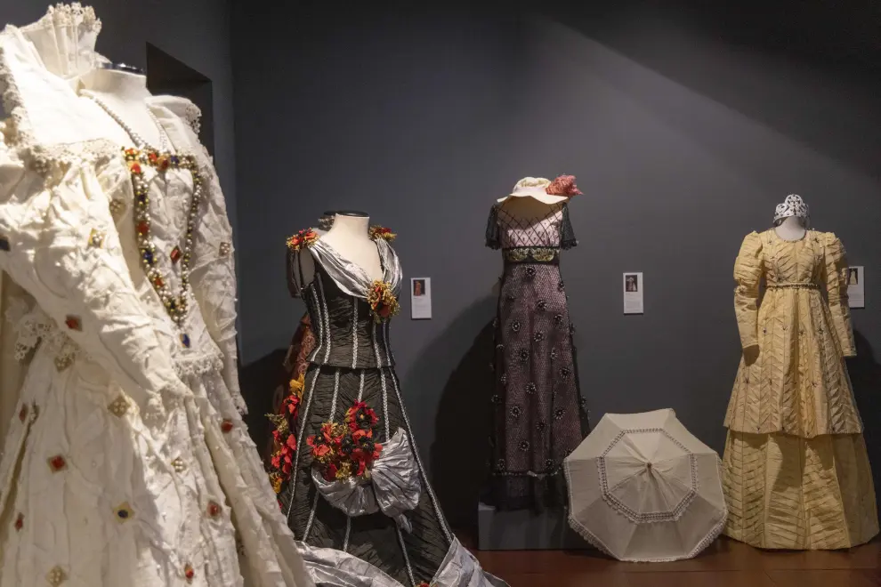 La EMOZ presenta dos nuevas exposiciones, una dedicada a trajes de papel y otra a origami y matemáticas.