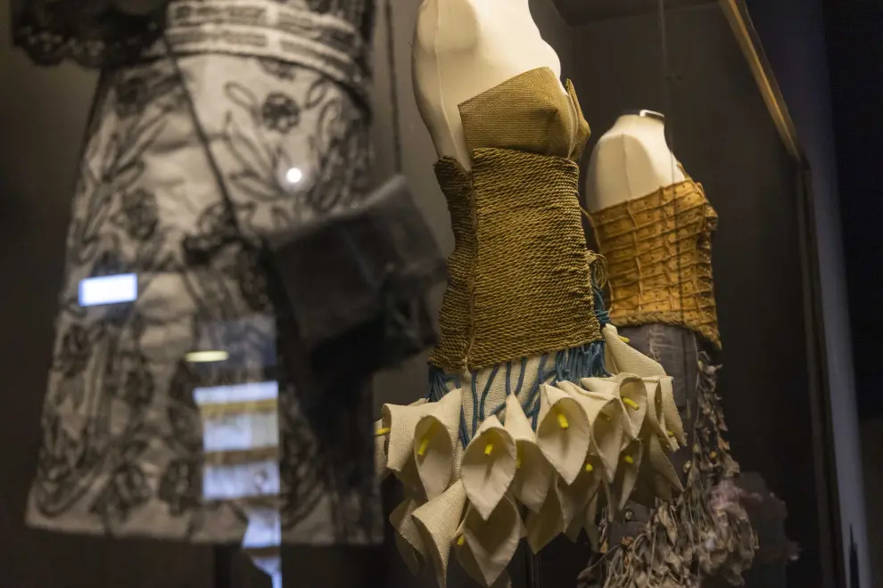 La EMOZ presenta dos nuevas exposiciones, una dedicada a trajes de papel y otra a origami y matemáticas.