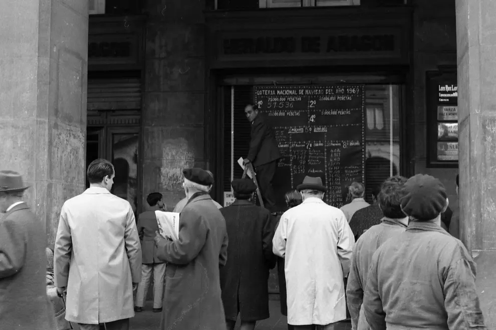 La gente mira expectante los números premiados del sorteo del Gordo de la Lotería de Navidad el 22 de diciembre de 1969.