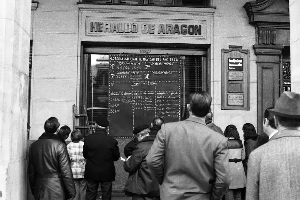 La gente mira expectante los números premiados del sorteo del Gordo de la Lotería de Navidad el 22 de diciembre de 1976.