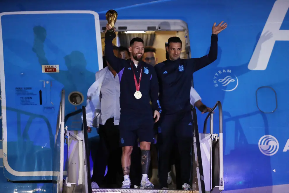 Soccer Football - Argentina team arrives to Buenos Aires after winning the World Cup  - Buenos Aires, Argentina - December 20, 2022 Argentina coach Leonel Scaloni and  Lionel Messi with the trophy during the team's arrival at Ezeiza International Airport REUTERS/Agustin Marcarian SOCCER-WORLDCUP-ARG/