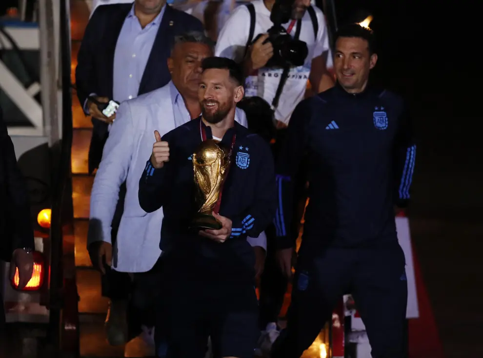 Soccer Football - Argentina team arrives to Buenos Aires after winning the World Cup  - Buenos Aires, Argentina - December 20, 2022 Argentina's Lionel Messi with the trophy during the team's arrival at Ezeiza International Airport REUTERS/Agustin Marcarian SOCCER-WORLDCUP-ARG/