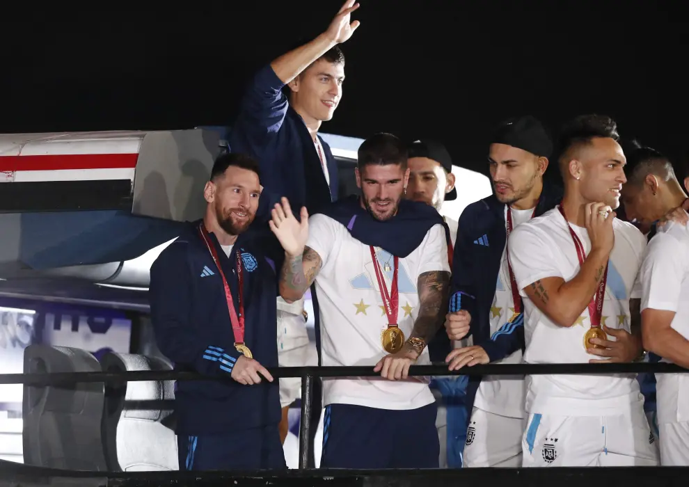 Soccer Football - Argentina team arrives to Buenos Aires after winning the World Cup  - Buenos Aires, Argentina - December 20, 2022 Argentina's players during the team's arrival at Ezeiza International Airport REUTERS/Agustin Marcarian SOCCER-WORLDCUP-ARG/