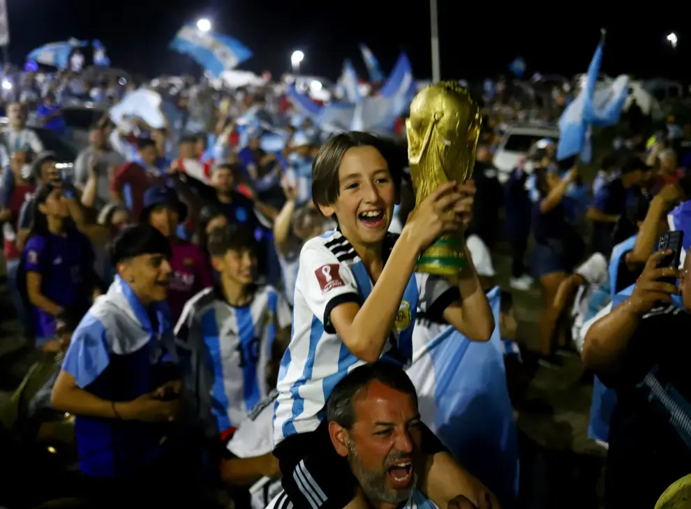 Soccer Football - Fans in Buenos Aires celebrate after winning the World Cup - Buenos Aires, Argentina - December 19, 2022 Fans gather outside of the Association of Argentinian Football Headquarters ahead of the team arrival REUTERS/Matias Baglietto SOCCER-WORLDCUP-ARG/