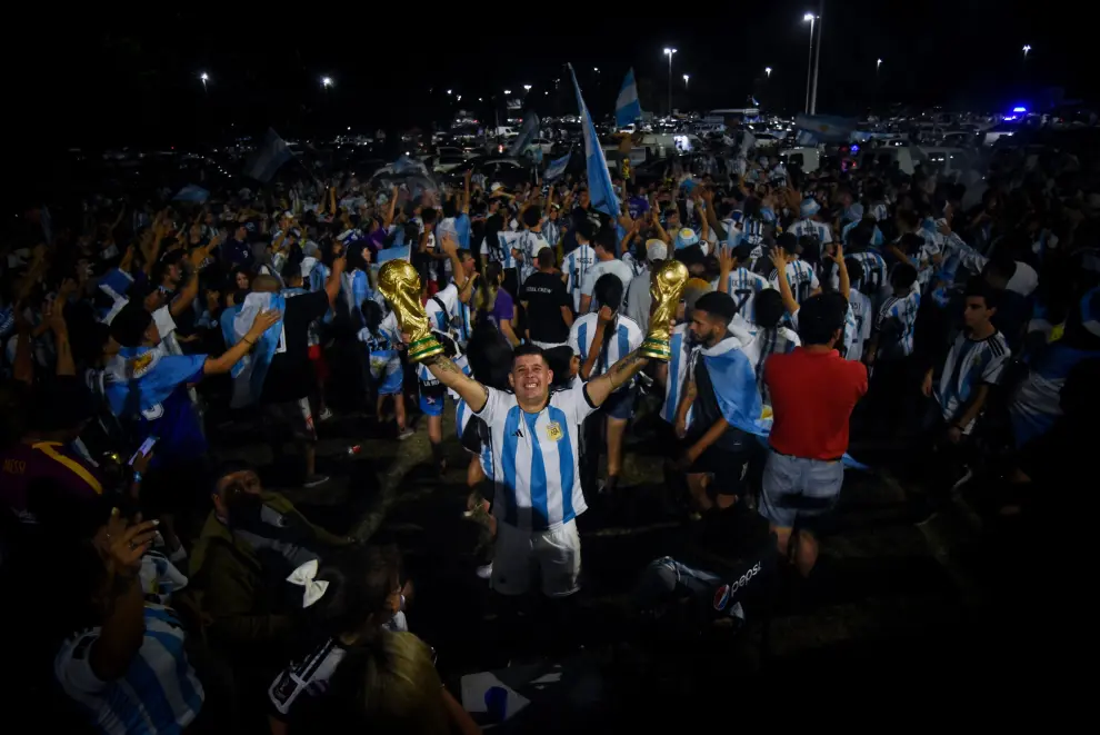 Soccer Football - Fans in Buenos Aires celebrate after winning the World Cup - Buenos Aires, Argentina - December 19, 2022 Fans gather outside of the Association of Argentinian Football Headquarters ahead of the team arrival REUTERS/Mariana Nedelcu SOCCER-WORLDCUP-ARG/