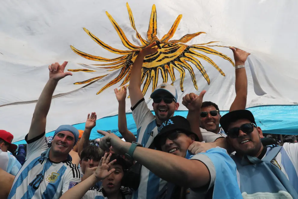 Soccer Football - FIFA World Cup Qatar 2022 - Argentina Victory Parade after winning the World Cup - Buenos Aires, Argentina - December 20, 2022  Argentina fans are seen during the victory parade REUTERS/Mariana Nedelcu SOCCER-WORLDCUP-ARG/