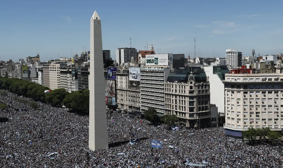 Soccer Football - FIFA World Cup Qatar 2022 - Argentina Victory Parade after winning the World Cup - Buenos Aires, Argentina - December 20, 2022 Argentina fans are seen during the victory parade REUTERS/Mariana Nedelcu SOCCER-WORLDCUP-ARG/