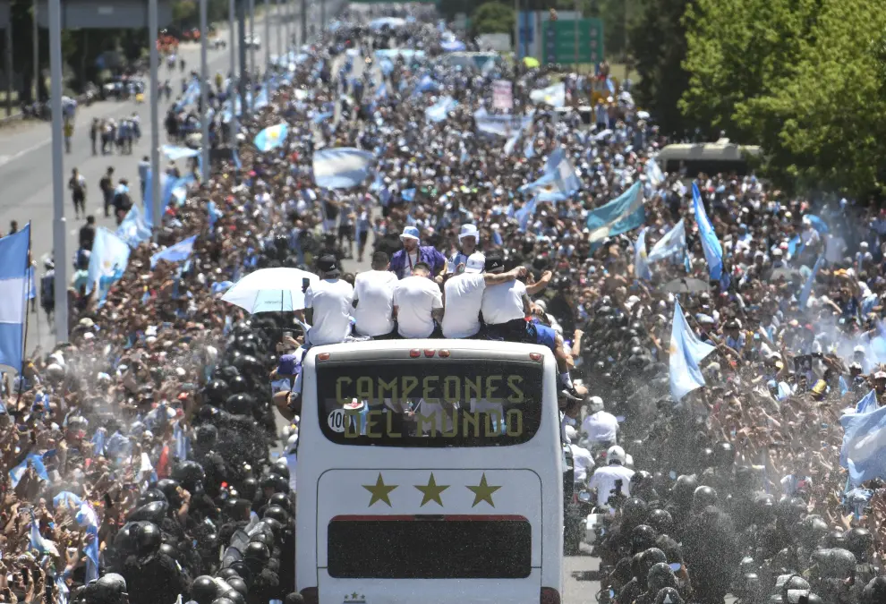 Soccer Football - FIFA World Cup Qatar 2022 - Argentina Victory Parade after winning the World Cup - Buenos Aires, Argentina - December 20, 2022  Argentina fans are seen during the victory parade REUTERS/Mariana Nedelcu SOCCER-WORLDCUP-ARG/