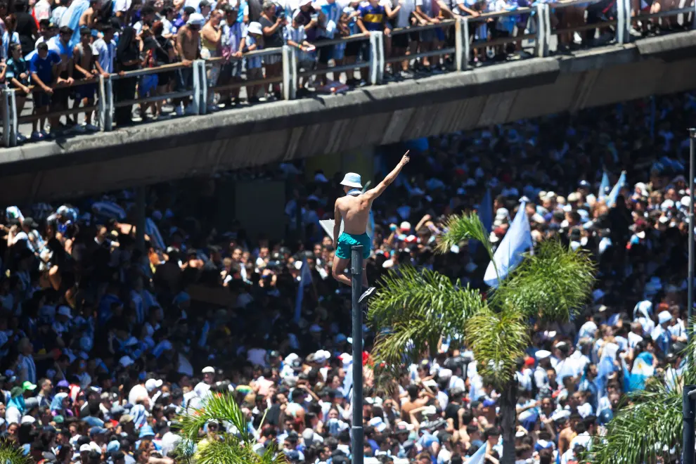 Soccer Football - FIFA World Cup Qatar 2022 - Argentina Victory Parade after winning the World Cup - Buenos Aires, Argentina - December 20, 2022  Argentina fans celebrate on a bridge during the victory parade REUTERS/Gonzalo Colini NO RESALES. NO ARCHIVES. SOCCER-WORLDCUP-ARG/