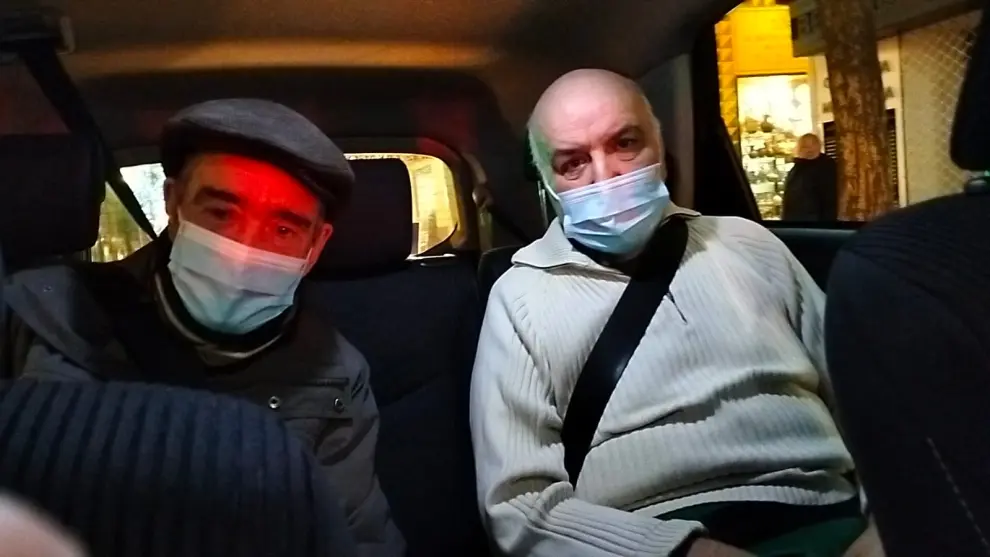 Antonio y Venancio, en su taxi solidario