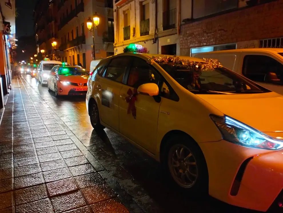 Caravana de taxis por la ciudad para acercar las luces navideñas a los más vulnerables