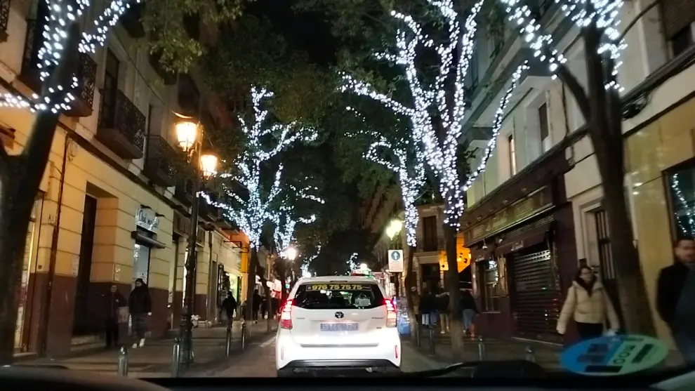 Caravana de taxis por la ciudad para acercar las luces navideñas a los más vulnerables