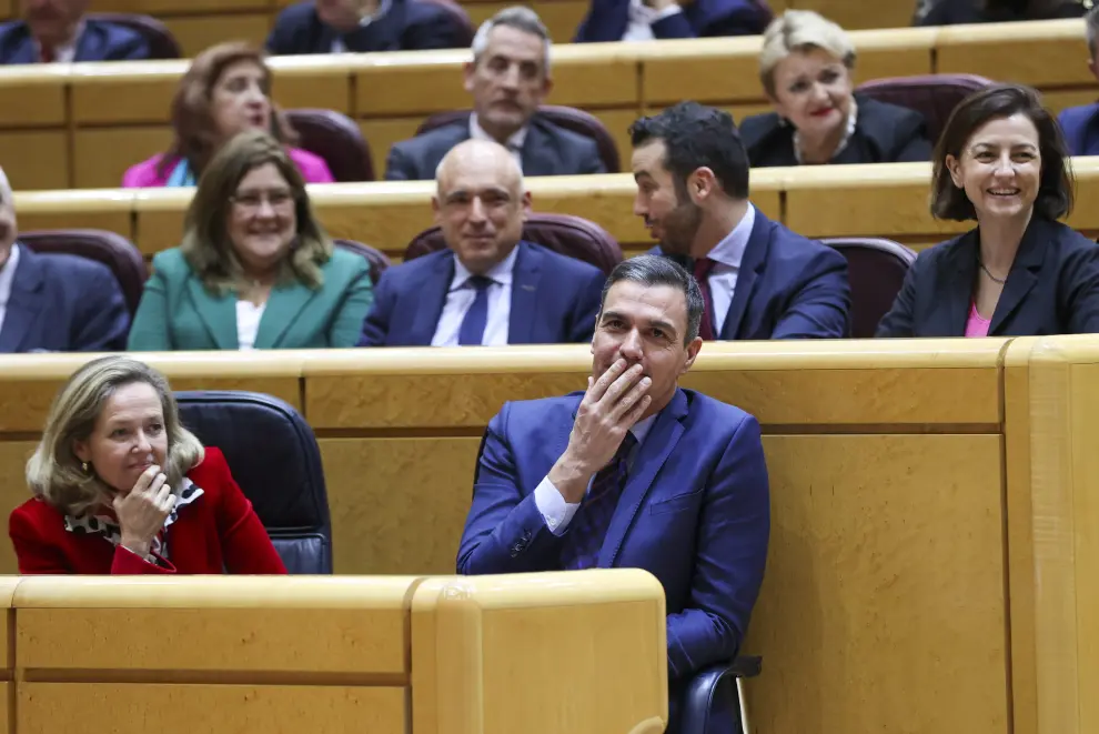 Cara a cara de Pedro Sánchez y Alberto Núñez Feijóo en el pleno del Senado.