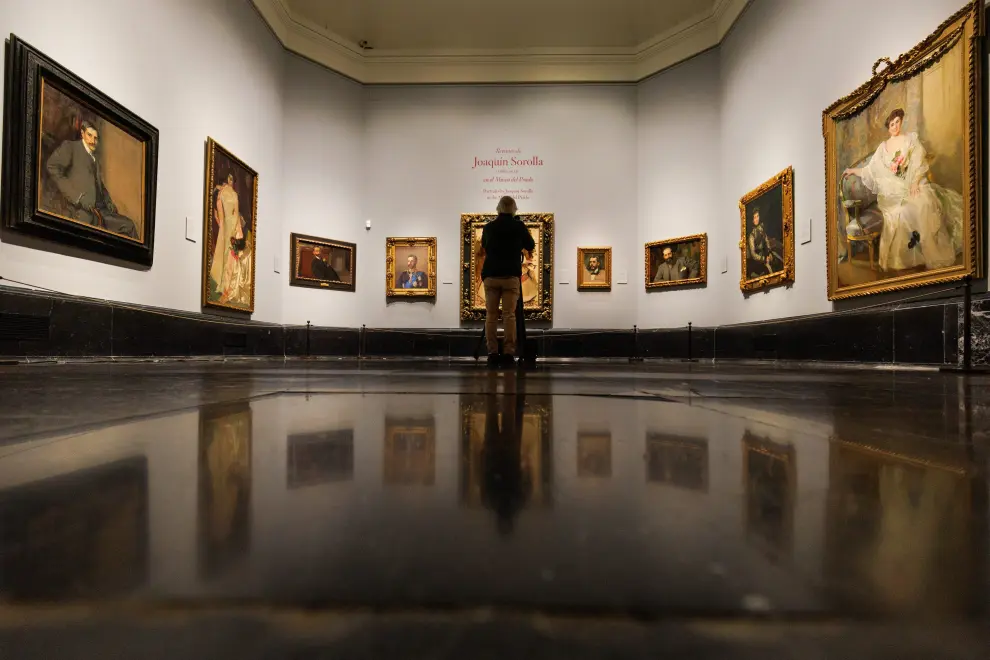 Un hombre visita la exposición 'Retratos de Sorolla' presentada este miércoles en el Museo del Prado de Madrid.