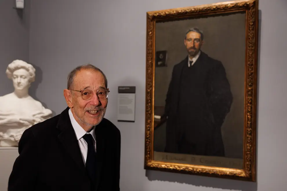 El presidente del Real Patronato de El Museo de El Prado, Javier Solana, junto al retrato de Manuel Bartolomé Cossío