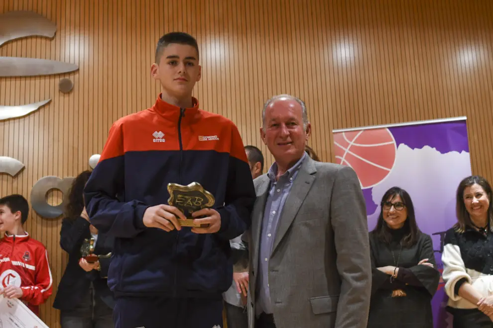 Presentación de las selecciones aragonesas de baloncesto y premios a los jugadores internacionales en Ibercaja