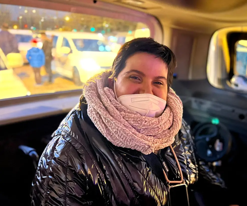 Usuarios de la caravana de taxis solidarios, felices de poder disfrutar de las luces navideñas