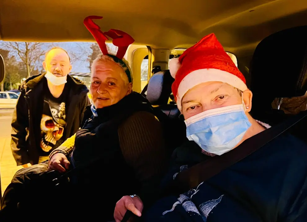 Usuarios de la caravana de taxis solidarios, felices de poder disfrutar de las luces navideñas