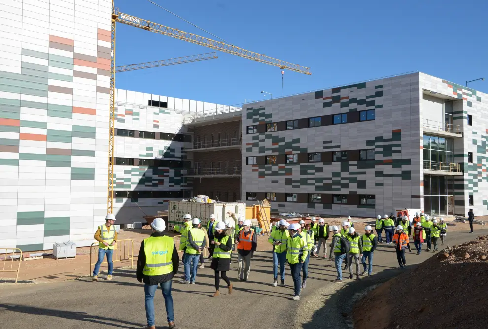 Visita de Javier Lambán, Sira Repollés y Mayte Pérez a las obras del nuevo Hospital de Teruel