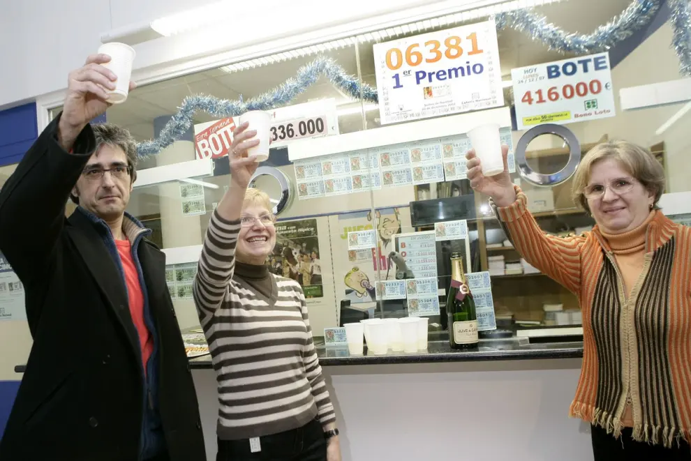 2007. Celebración en una administración de lotería de Alcañiz, donde se repartieron algunos décimos del primer premio, el Gordo de navidad, el 06381.