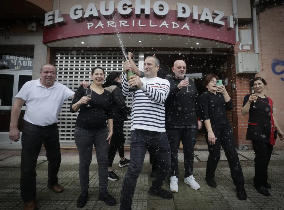 Los trabajadores de La Parrillada El Gaucho Díaz I celebran haber vendido El Gordo, este jueves en La Coruña.