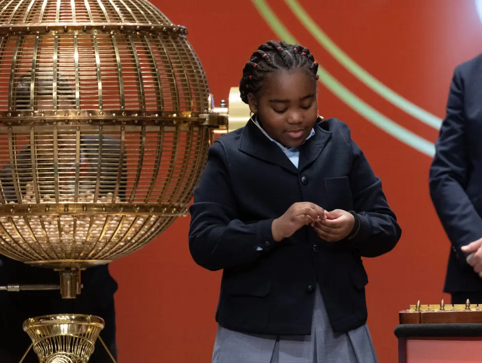 Una niña de la residencia de San Ildefonso canta la cantidad de dinero de uno de los premios del Sorteo Extraordinario de la Lotería de Navidad 2022