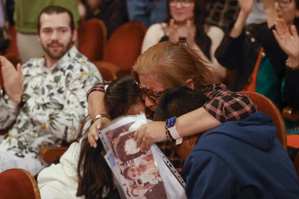 Perla, abrazando a sus hijos tras darse cuenta de que ha ganado el Gordo de la Lotería de Navidad.