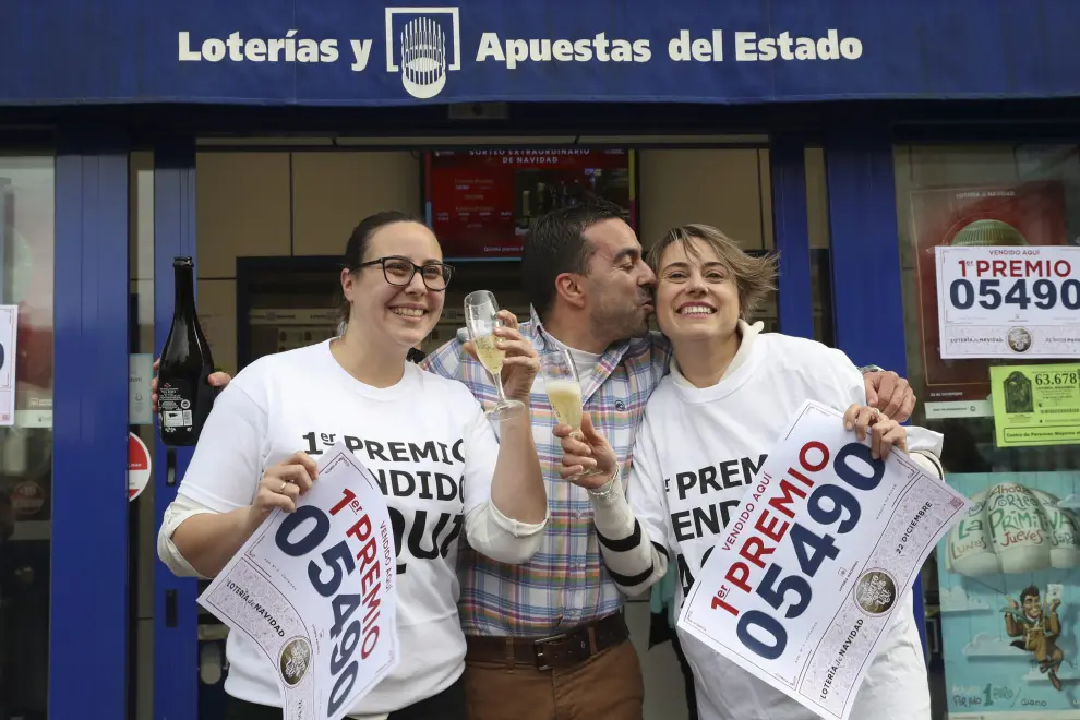 Responsables de la administración de lotería de la localidad asturiana de Moreda celebran el haber vendido décimos del primer premio