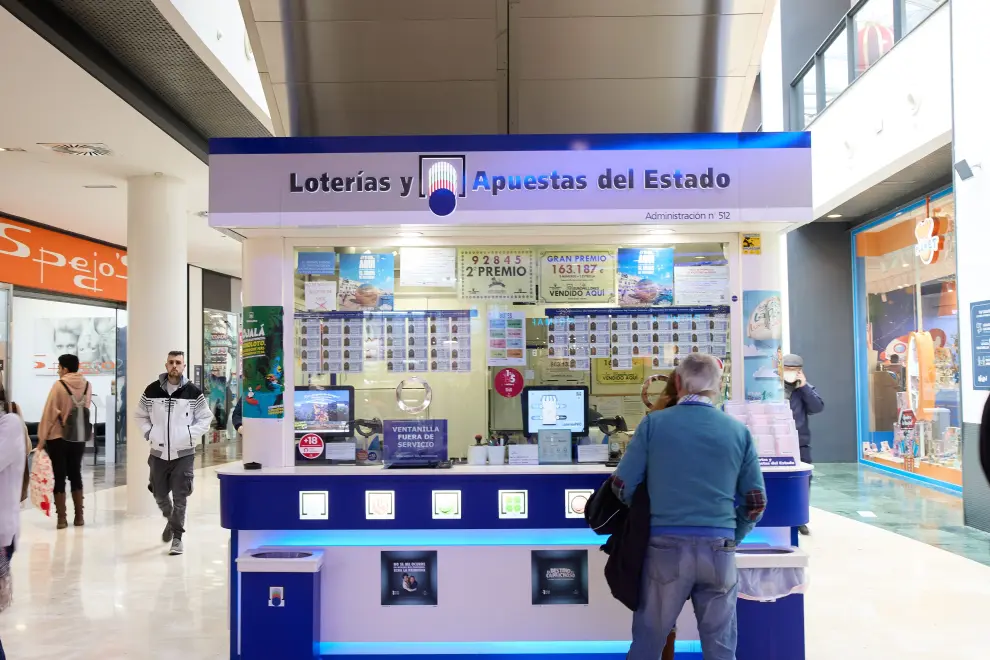 Un hombre en la administración situada en el centro comercial Islazul que ha vendido parte del número 5490 correspondiente al Gordo, en Madrid