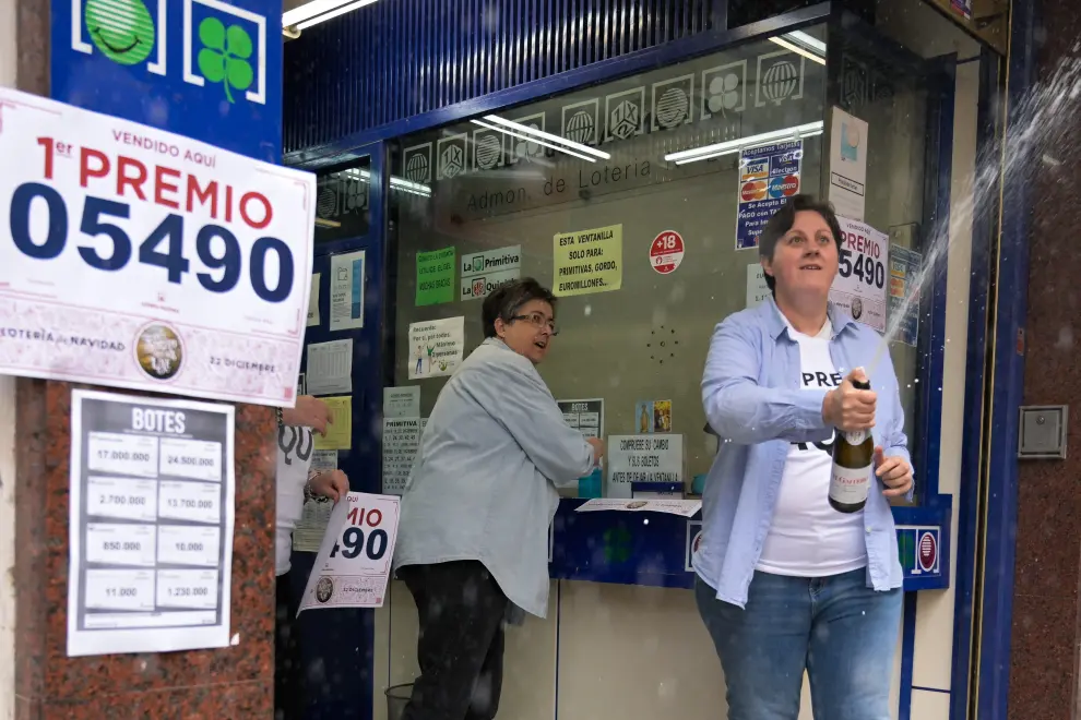 Una administración de lotería en Ciudad Real celebra haber vendido el 05490 agraciado con el premio Gordo.