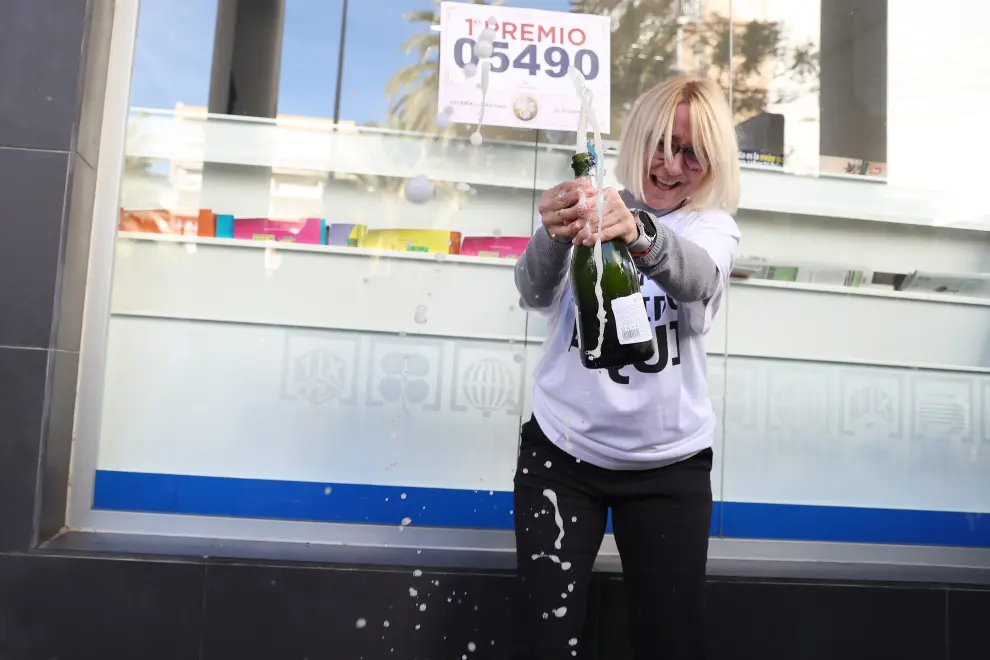 Una empleada de la administración situada en la calle Berga celebran que han vendido parte del número 5490 correspondiente al Gordo del Sorteo, en Mallorca