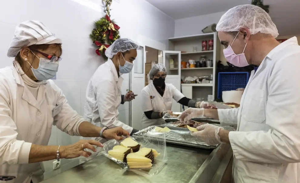 Preparativos de la comida de Navidad en el comedor de la parroquia del Carmen de Zaragoza.