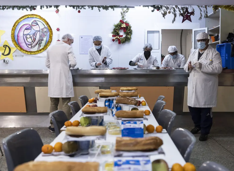 Preparativos de la comida de Navidad en el comedor de la parroquia del Carmen de Zaragoza.