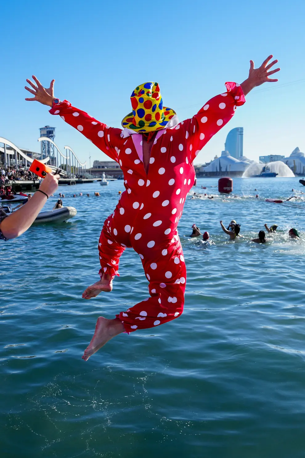 Varias personas participan en la 113 edición de la Copa Nadal, tradicional y popular prueba de natación que se disputa en Barcelona