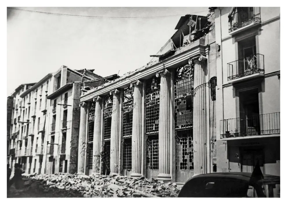 Efectos de bombardeo sobre el teatro Olimpia de Huesca.